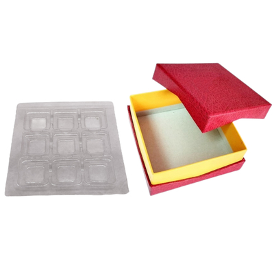 กล่องของขวัญกระดาษแข็งช็อคโกแลตสีแดงบรรจุภัณฑ์ 9 ชิ้นพร้อมพลาสติกใสเกรดอาหารด้านใน