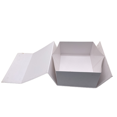 บรรจุภัณฑ์กล่องกระดาษของขวัญพับแข็งสีขาวสำหรับเสื้อผ้าและรองเท้า