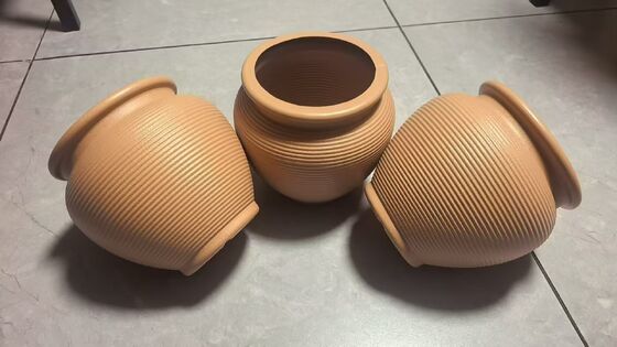 PE Coated Plastic Flower Pot with Drainage Holes and Multiple Sizes for Indoor and Outdoor Plants